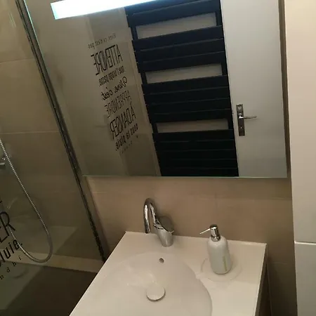 Διαμέρισμα Bedinreims Elegant Bottle Quiet And Close To Center Free Parking And Wifi Free Ideal 5 A 9 Adultes *